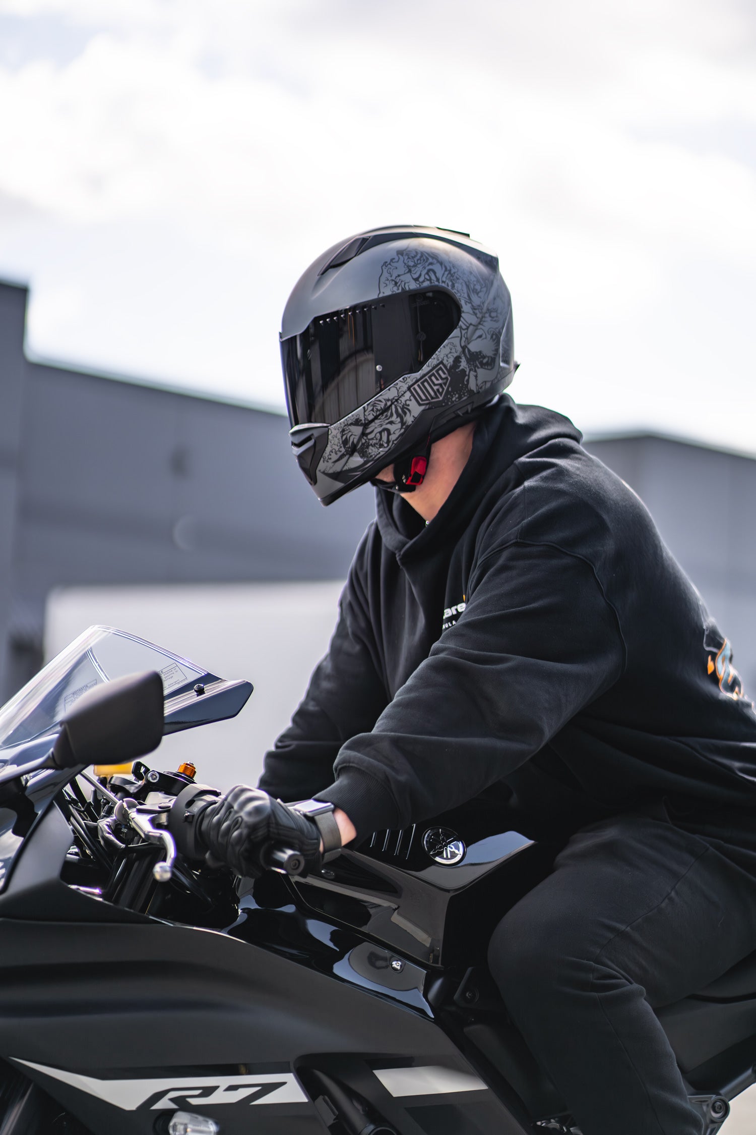 Voss 989 Moto-V Black/Gun Metal Rei Helmet.