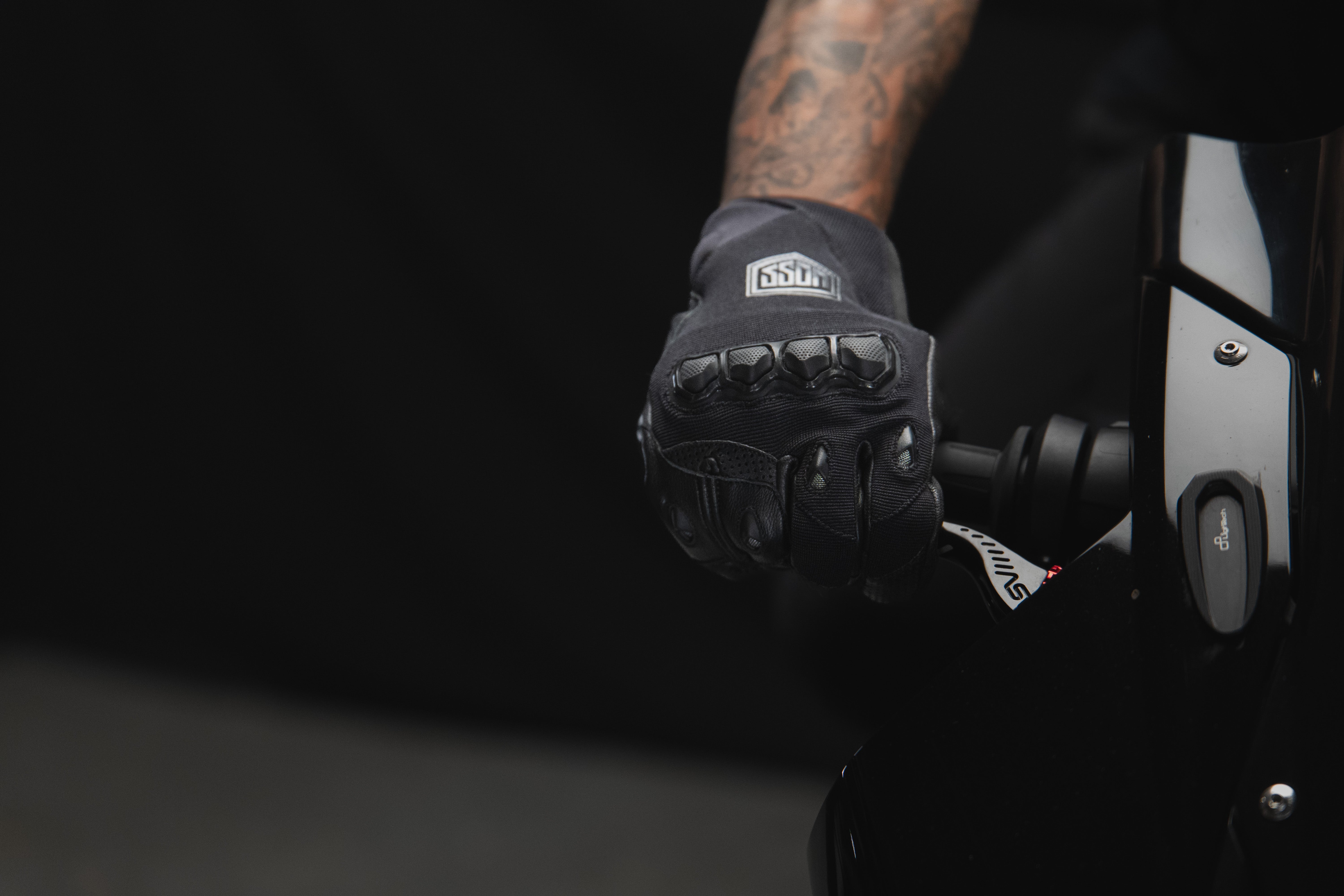 Voss Juice Riding Glove | CE Lvl 1, Carbon Fibre